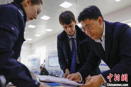 哈尔滨为俄罗斯驻哈尔滨领事馆馆员换发中国驾驶证